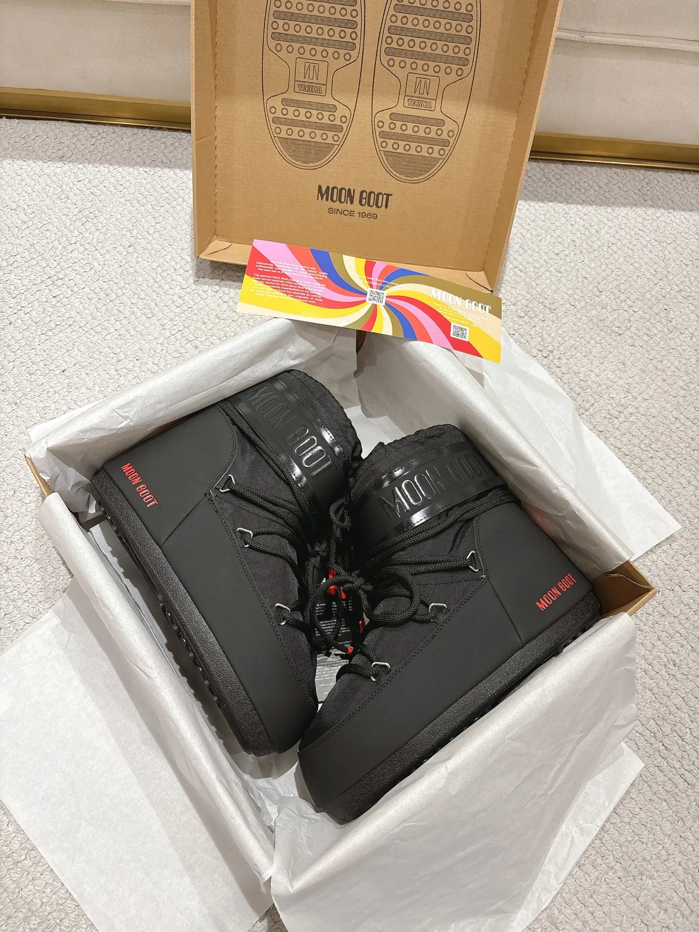 p660 short style, love style: ❤️ Moon Boot2025 vs autumn and winter hot snow boots series... [Ugly Moon Snow Boots] Forget UGG, fashionable people are wearing Moon Boot snow boots. If you find it difficult to accept the revival of UGG, then there is now a more alternative snow boot that is back, with an inner diameter of 4 cm. That is the Moon Boot. It has been very popular in the millennium. Back then, Paris Hilton and Victoria Beckham Celebrities often wear it, and now the Y2K trend is popular again. The same style is worn by young people in QQ shows, and the ugly snow boots that are shown in thousands of people have become popular again, regardless of men and women. They look slim but warm and easy to wear... ❶Fabric: Original custom/cowhide/woven wool/high mercerized waterproof cloth ❷Inner: original 100% silk cotton liner ❸foot: original 100% silk cotton liner ❹ Outsole: Original molded two-color non-slip outsole ❺ Sole thickness: 4cm (including **) ❻ Code number: 35/38; 39/41; ❼ Packaging: Original full set of packaging ☀ Color: Official website updated simultaneously
